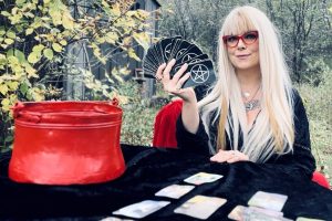 Maggie Moon - Tarot Readings